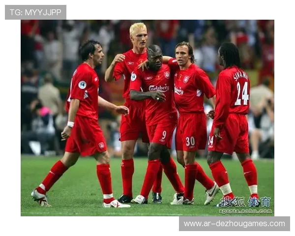 利物浦球迷展示“欧冠奇迹”横幅，致敬伊斯坦布尔之夜