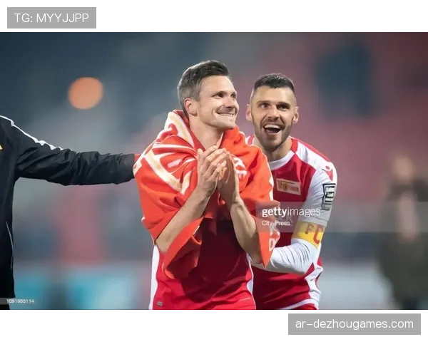 特写镜头：柏林联老将特里梅尔打入世界波后，奔向客队看台庆祝